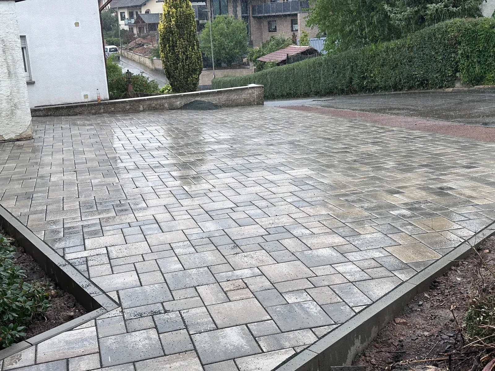 Großzügige Hofeinfahrt gepflastert mit modularen Verbundsteinen